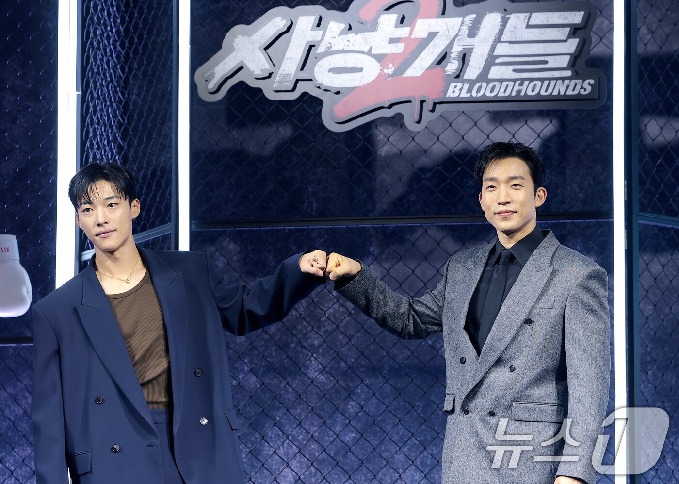 본문 이미지 - 배우 우도한과 이상이(오른쪽)가 31일 오전 서울 중구 앰배서더 서울 풀만 호텔에서 열린 ‘사냥개들’ 시즌 2(극본 김주환/연출 김주환) 제작발표회에서 포즈를 취하고 있다. ‘사냥개들’ 시즌 2는 극악무도한 불법 사채꾼 일당을 때려잡은 건우(우도환 분)와 우진(이상이 분)이 돈과 폭력이 지배하는 글로벌 불법 복싱 리그를 상대로 또 한 번 통쾌한 훅을 날리는 이야기다. 2026.3.31 ⓒ 뉴스1 권현진 기자