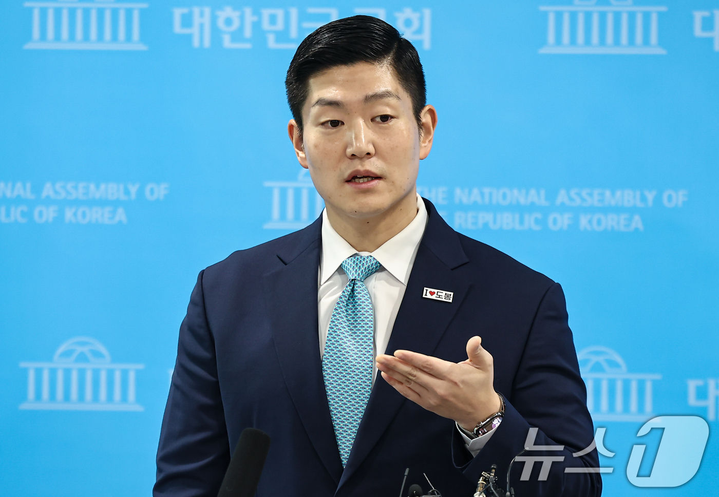 (서울=뉴스1) 김도우 기자 = 김재섭 국민의힘 의원이 31일 서울 여의도 소통관에서 정원오 더불어민주당 서울시장 예비후보 의혹 관련 기자회견 후 백브리핑을 하고 있다. 2026. …