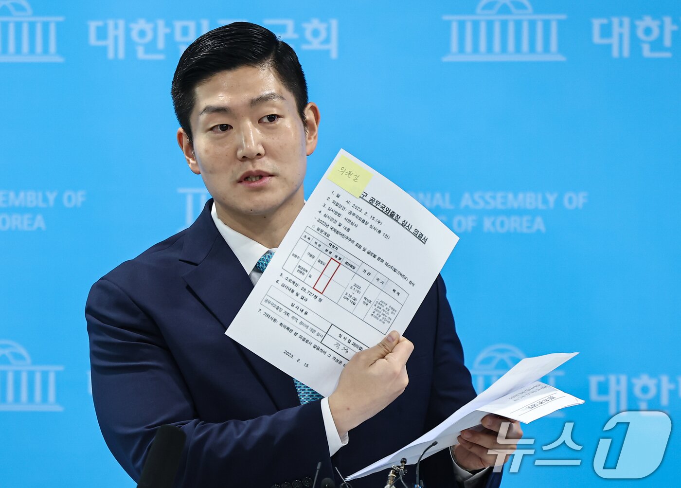 본문 이미지 - 김재섭 국민의힘 의원이 31일 서울 여의도 소통관에서 정원오 더불어민주당 서울시장 예비후보 의혹 관련 기자회견 후 백브리핑을 하고 있다. 2026.3.31 ⓒ 뉴스1 김도우 기자