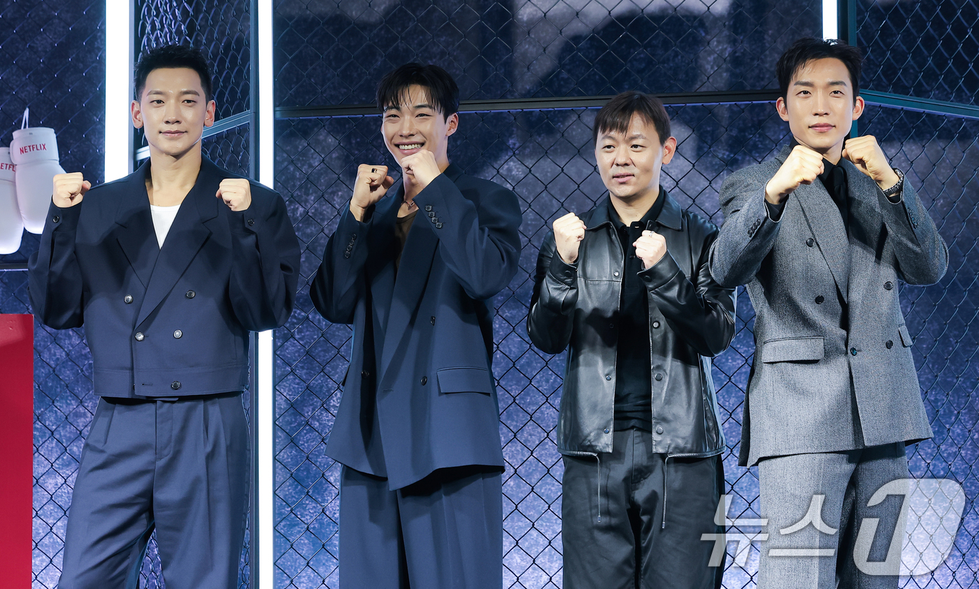 (서울=뉴스1) 권현진 기자 = 배우 정지훈(왼쪽부터)과 우도한, 김주환 감독, 이상이가 31일 오전 서울 중구 앰배서더 서울 풀만 호텔에서 열린 ‘사냥개들’ 시즌 2 제작발표회에 …