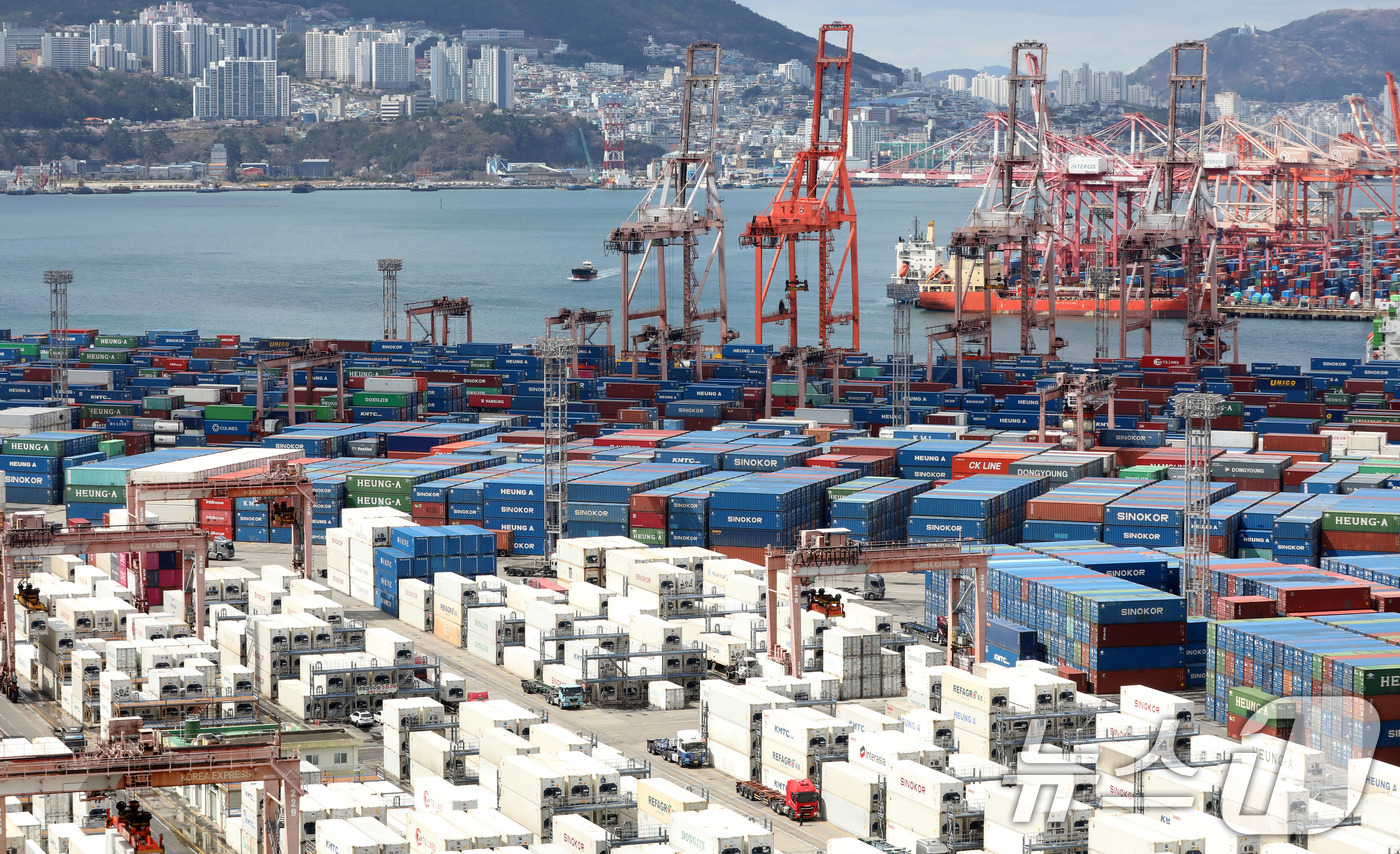 (부산=뉴스1) 윤일지 기자 = 31일 부산항 신선대부두와 감만부두 야적장에 컨테이너가 가득 쌓여 있다.국가데이터처가 이날 발표한  '2026년 2월 산업활동동향'에 따르면 지난달 …