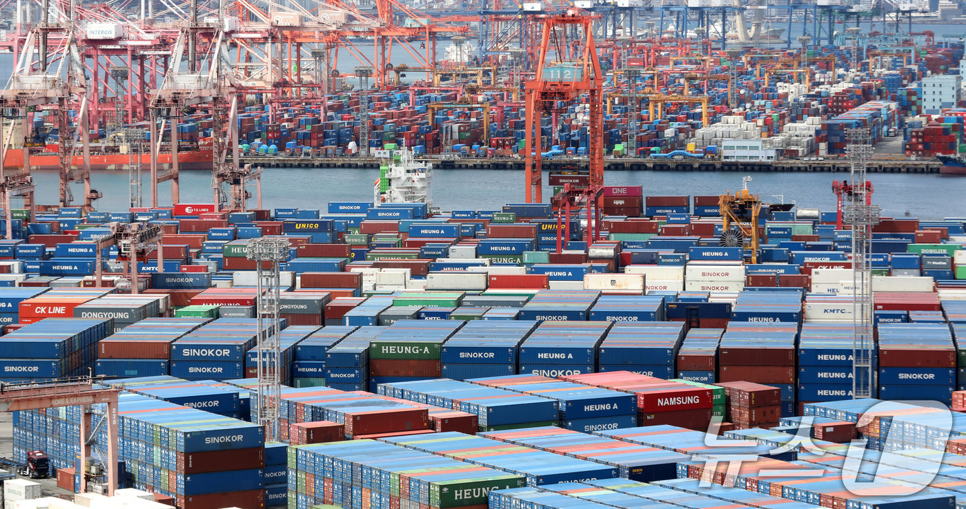 (부산=뉴스1) 윤일지 기자 = 31일 부산항 신선대부두와 감만부두 야적장에 컨테이너가 가득 쌓여 있다.국가데이터처가 이날 발표한  '2026년 2월 산업활동동향'에 따르면 지난달 …