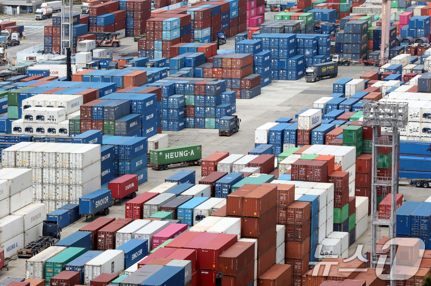 (부산=뉴스1) 윤일지 기자 = 31일 부산항 신선대부두 야적장에 컨테이너가 가득 쌓여 있다.국가데이터처가 이날 발표한  '2026년 2월 산업활동동향'에 따르면 지난달 전산업 생 …