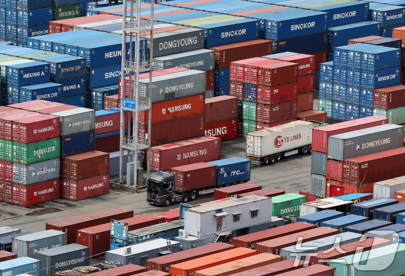 (부산=뉴스1) 윤일지 기자 = 31일 부산항 신선대부두 야적장에 컨테이너가 가득 쌓여 있다.국가데이터처가 이날 발표한  '2026년 2월 산업활동동향'에 따르면 지난달 전산업 생 …