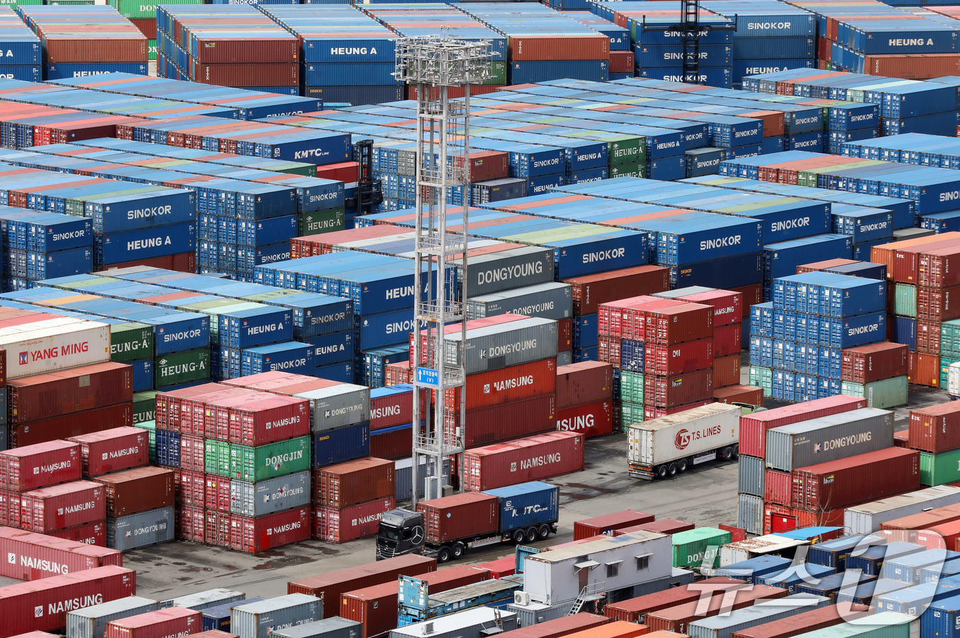 (부산=뉴스1) 윤일지 기자 = 31일 부산항 신선대부두 야적장에 컨테이너가 가득 쌓여 있다.국가데이터처가 이날 발표한  '2026년 2월 산업활동동향'에 따르면 지난달 전산업 생 …