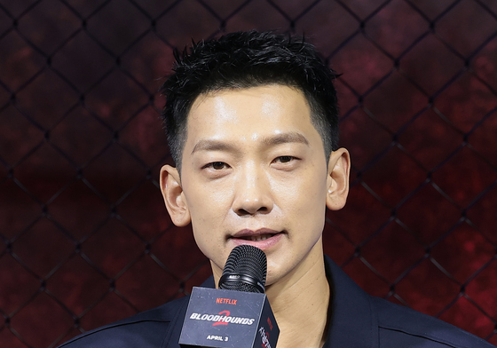 취재진 질문에 답하는 정지훈