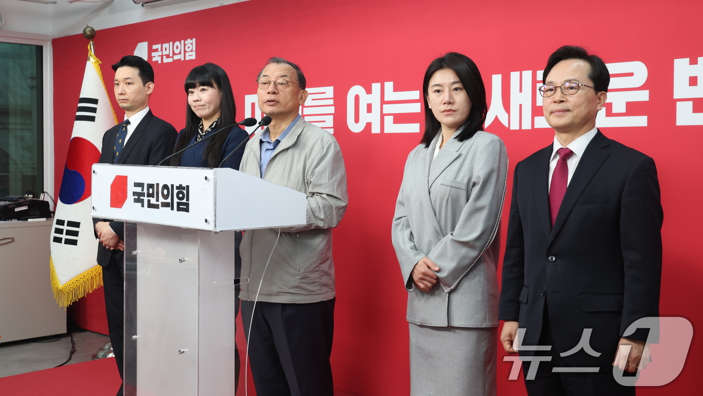 (서울=뉴스1) 이승배 기자 = 이정현 국민의힘 공천관리위원장이 31일 서울 여의도 중앙당사에서 사퇴 기자회견을 하고 있다. 2026.3.31/뉴스1