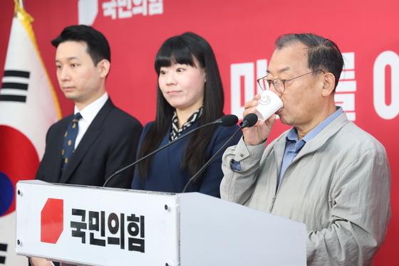 목 축이는 이정현