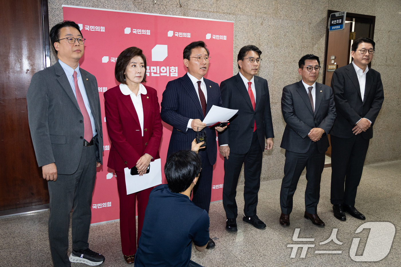 (서울=뉴스1) 유승관 기자 = 국회 윤석열 정권 정치검찰 조작기소 의혹 사건 진상규명 국정조사특별위원회 국민의힘 위원들이 31일 서울 여의도 국회에서 더불어민주당의 증인 강행처리 …