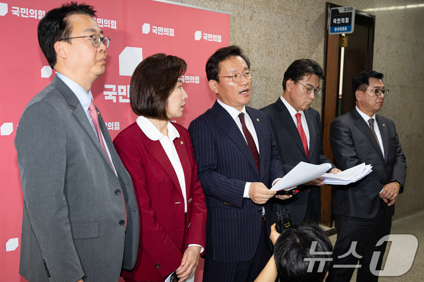 (서울=뉴스1) 유승관 기자 = 국회 윤석열 정권 정치검찰 조작기소 의혹 사건 진상규명 국정조사특별위원회 국민의힘 위원들이 31일 서울 여의도 국회에서 더불어민주당의 증인 강행처리 …