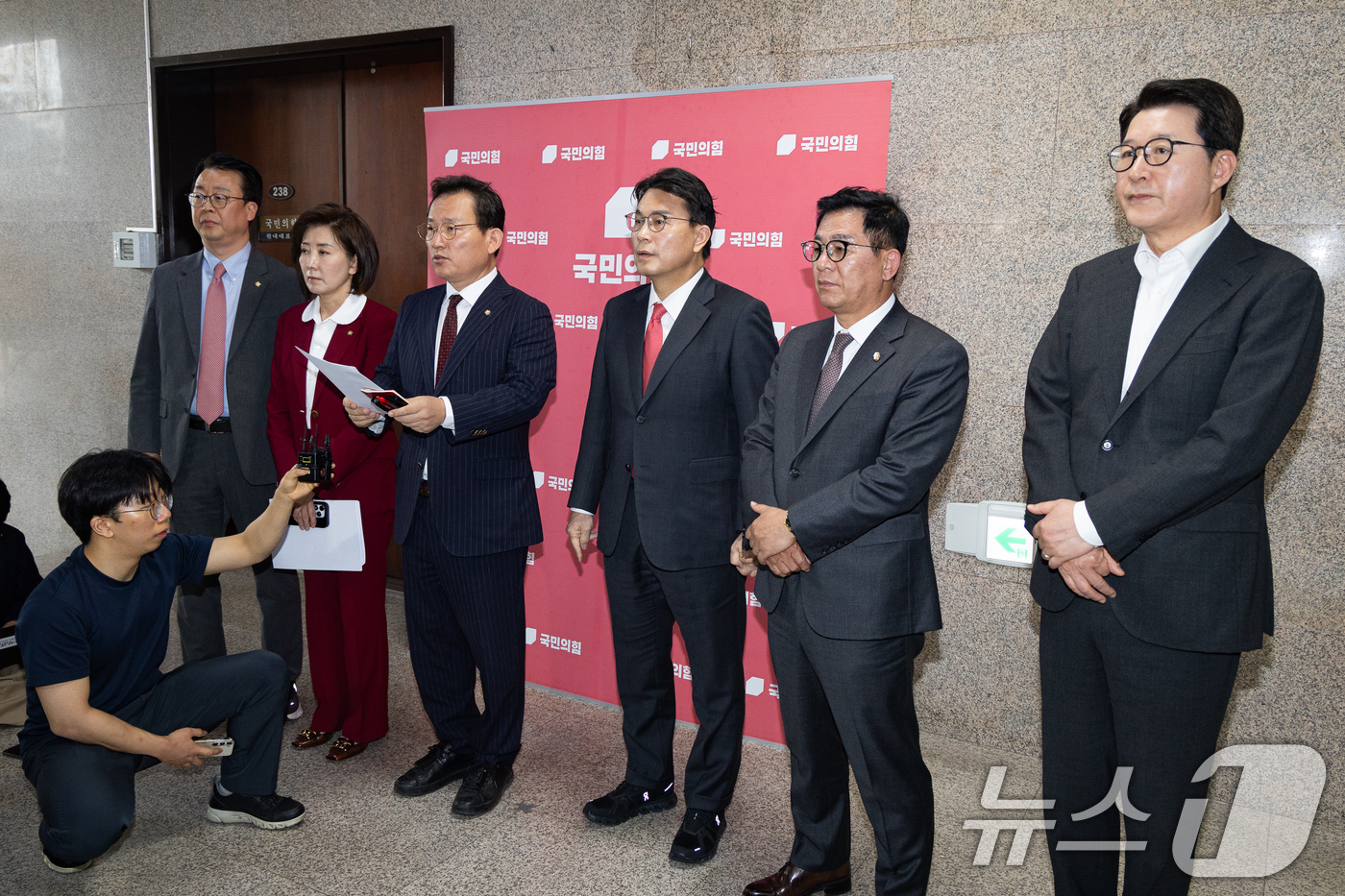 (서울=뉴스1) 유승관 기자 = 국회 윤석열 정권 정치검찰 조작기소 의혹 사건 진상규명 국정조사특별위원회 국민의힘 위원들이 31일 서울 여의도 국회에서 더불어민주당의 증인 강행처리 …