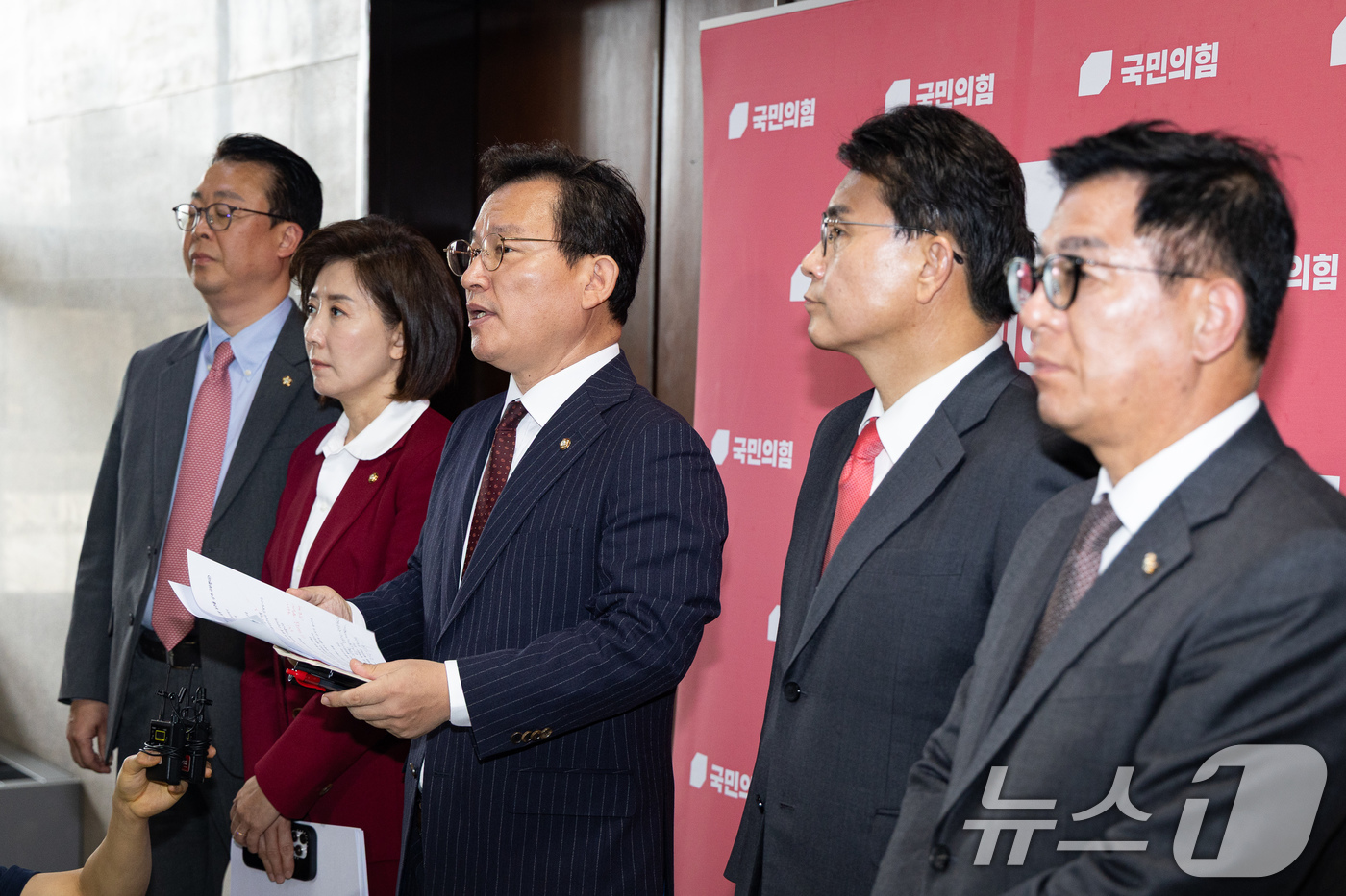 (서울=뉴스1) 유승관 기자 = 국회 윤석열 정권 정치검찰 조작기소 의혹 사건 진상규명 국정조사특별위원회 국민의힘 위원들이 31일 서울 여의도 국회에서 더불어민주당의 증인 강행처리 …