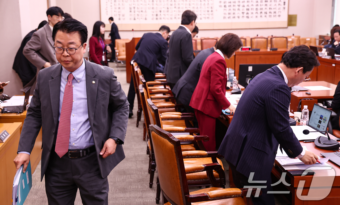 (서울=뉴스1) 김도우 기자 = 31일 서울 여의도 국회에서 열린 제433회 국회(임시회) 윤석열 정권 정치검찰 조작기소 의혹 사건 진상규명 국정조사특별위원회 회의에서 국민의힘 의 …