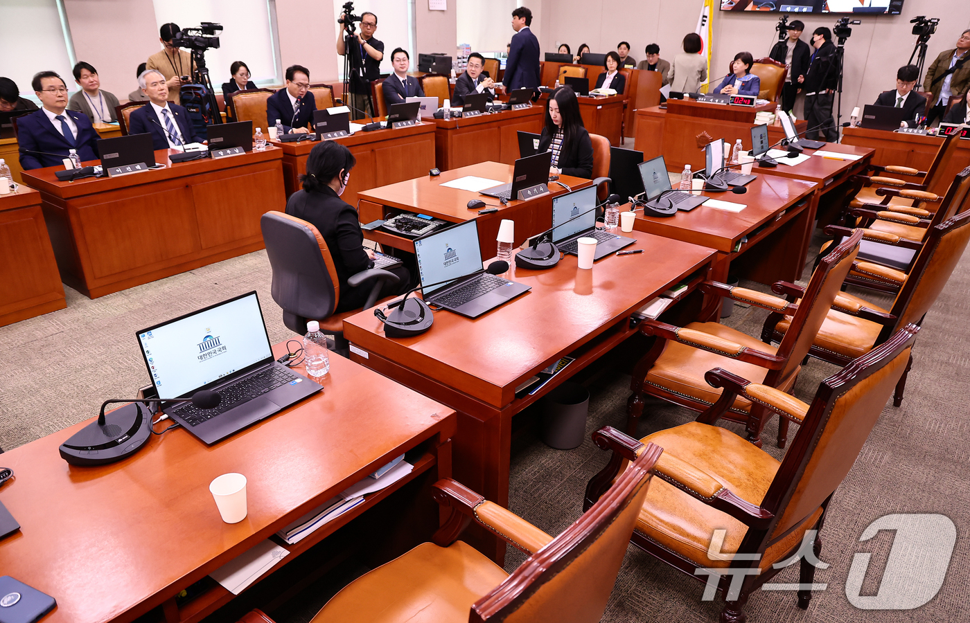 (서울=뉴스1) 김도우 기자 = 31일 서울 여의도 국회에서 열린 제433회 국회(임시회) 윤석열 정권 정치검찰 조작기소 의혹 사건 진상규명 국정조사특별위원회 회의에서 국민의힘 의 …