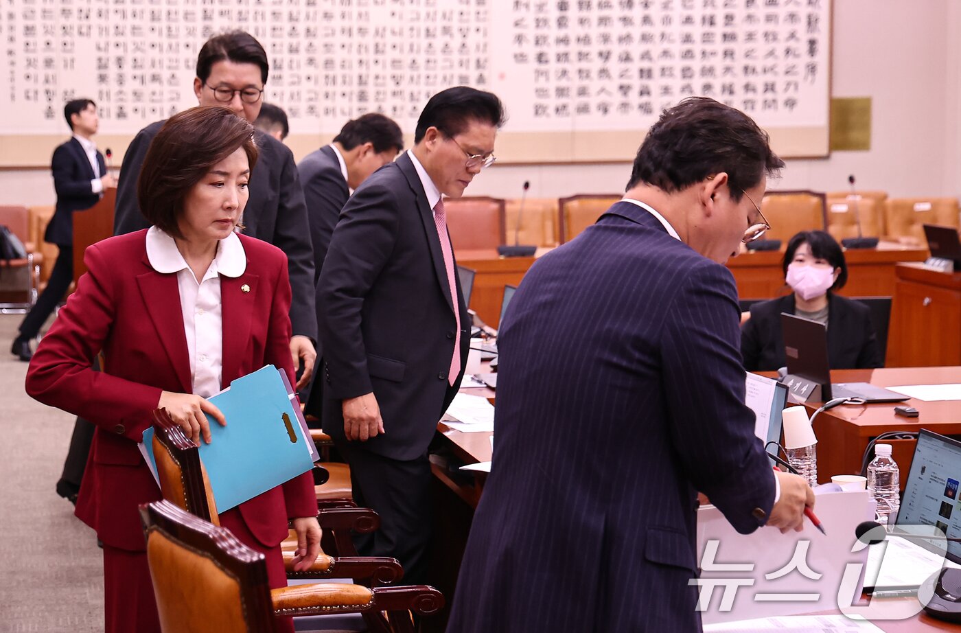 본문 이미지 - 31일 서울 여의도 국회에서 열린 제433회 국회(임시회) 윤석열 정권 정치검찰 조작기소 의혹 사건 진상규명 국정조사특별위원회 회의에서 국민의힘 의원들이 민주당의 증인 강행처리 등에 항의하며 퇴장하고 있다. 2026.3.31 ⓒ 뉴스1 김도우 기자