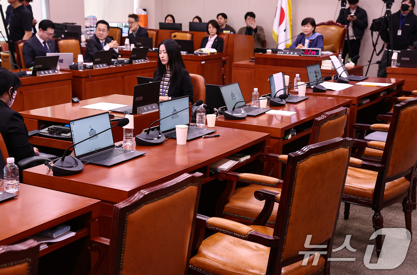 (서울=뉴스1) 김도우 기자 = 31일 서울 여의도 국회에서 열린 제433회 국회(임시회) 윤석열 정권 정치검찰 조작기소 의혹 사건 진상규명 국정조사특별위원회 회의에서 국민의힘 의 …