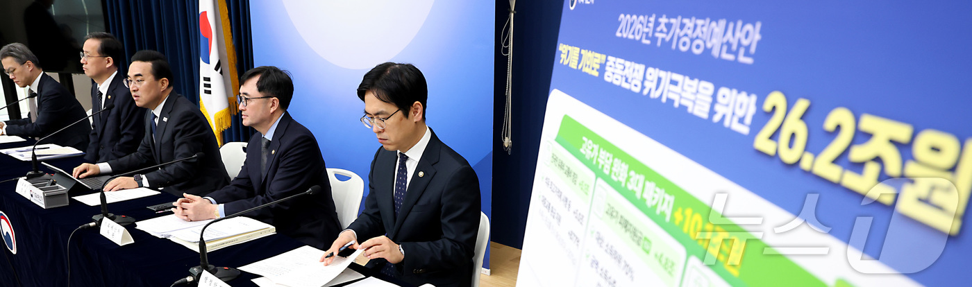 (세종=뉴스1) 김기남 기자 = 박홍근 기획예산처 장관이 지난 27일 세종시 정부세종청사에서 중동전쟁 위기극복을 위한 2026년 추가경정예산안 내용을 발표하고 있다. 2026.3. …