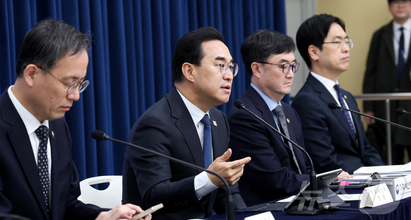 (세종=뉴스1) 김기남 기자 = 박홍근 기획예산처 장관이 지난 27일 세종시 정부세종청사에서 중동전쟁 위기극복을 위한 2026년 추가경정예산안 내용을 발표하고 있다. 2026.3. …