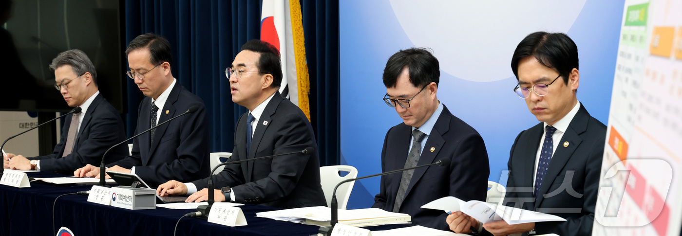 (세종=뉴스1) 김기남 기자 = 박홍근 기획예산처 장관이 지난 27일 세종시 정부세종청사에서 중동전쟁 위기극복을 위한 2026년 추가경정예산안 내용을 발표하고 있다. 2026.3. …