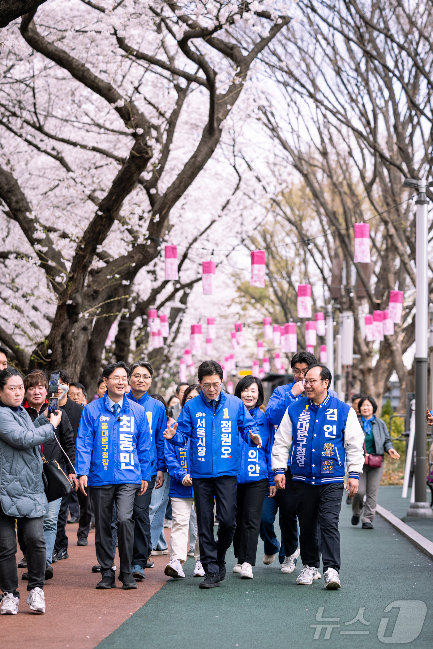 (서울=뉴스1) = 정원오 더불어민주당 서울시장 예비후보가 31일 오전 서울 동대문구 장안동 벚꽃길에서 거리인사를 하고 있다. (정원오 캠프 제공. 재판매 및 DB 금지) 2026 …