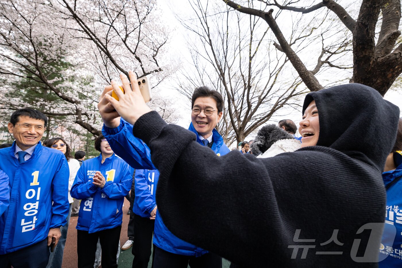 본문 이미지 - 정원오 더불어민주당 서울시장 예비후보가 31일 오전 서울 동대문구 장안동 벚꽃길에서 시민과 셀카를 찍고 있다. (정원오 캠프 제공. 재판매 및 DB 금지) 2026.3.31 ⓒ 뉴스1