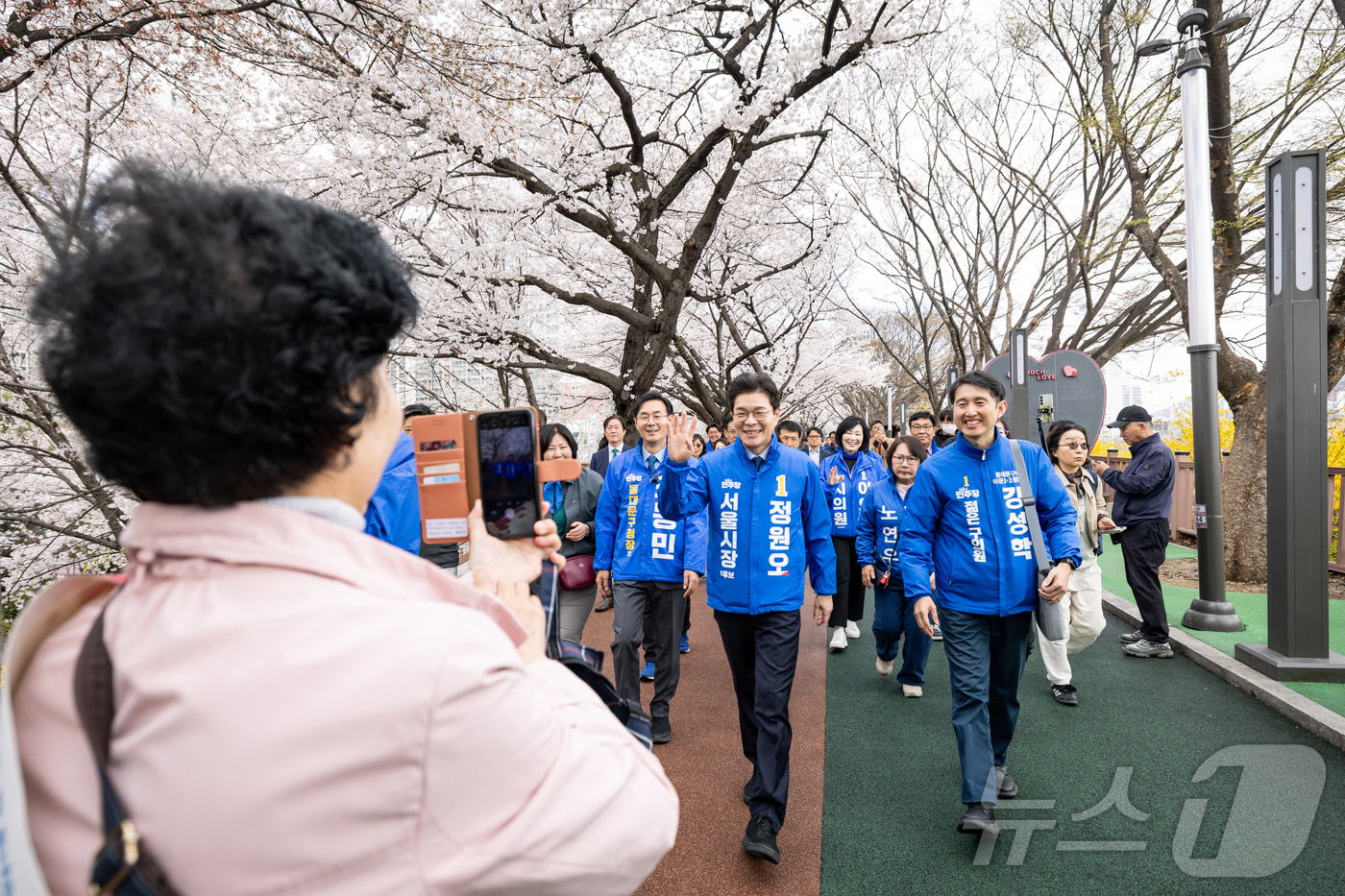 (서울=뉴스1) = 정원오 더불어민주당 서울시장 예비후보가 31일 오전 서울 동대문구 장안동 벚꽃길에서 시민에게 손인사를 하고 있다. (정원오 캠프 제공. 재판매 및 DB 금지) …