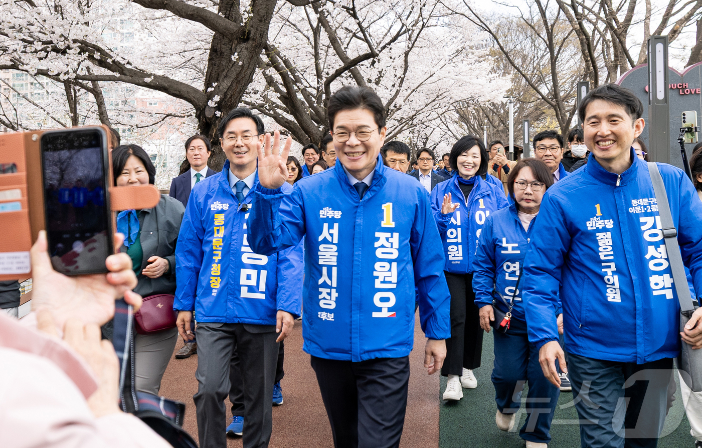 (서울=뉴스1) = 정원오 더불어민주당 서울시장 예비후보가 31일 오전 서울 동대문구 장안동 벚꽃길에서 시민에게 손인사를 하고 있다. (정원오 캠프 제공. 재판매 및 DB 금지) …