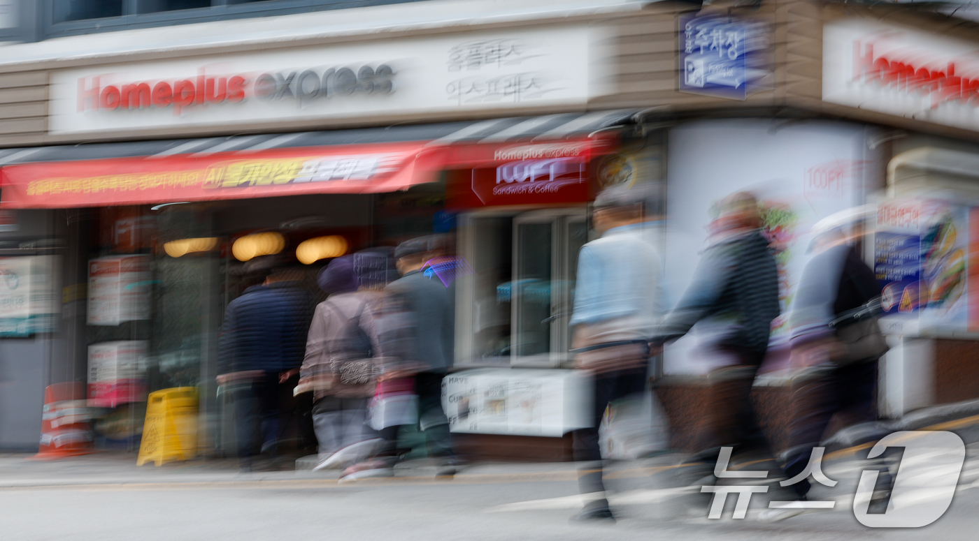 (서울=뉴스1) 안은나 기자 = 홈플러스 회생의 열쇠로 꼽히는 기업형 슈퍼마켓(SSM) 홈플러스 익스프레스의 매각 인수의향서(LOI) 접수 마지막 날인 31일 시민들이 서울 시내 …