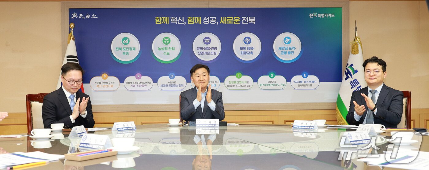 본문 이미지 -  31일 전북도와 삼성물산, 삼성전자가 '전북 청년 지원을 위한 업무협약(MOU)'을 체결한 가운데 참석자들이 기념 촬영을 하고 있다.(전북도 제공. 재판매 및 DB금지)/뉴스1