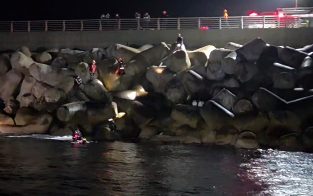 울진해경, 축산항 북방파제서 추락한 40대 낚시객 2명 구조