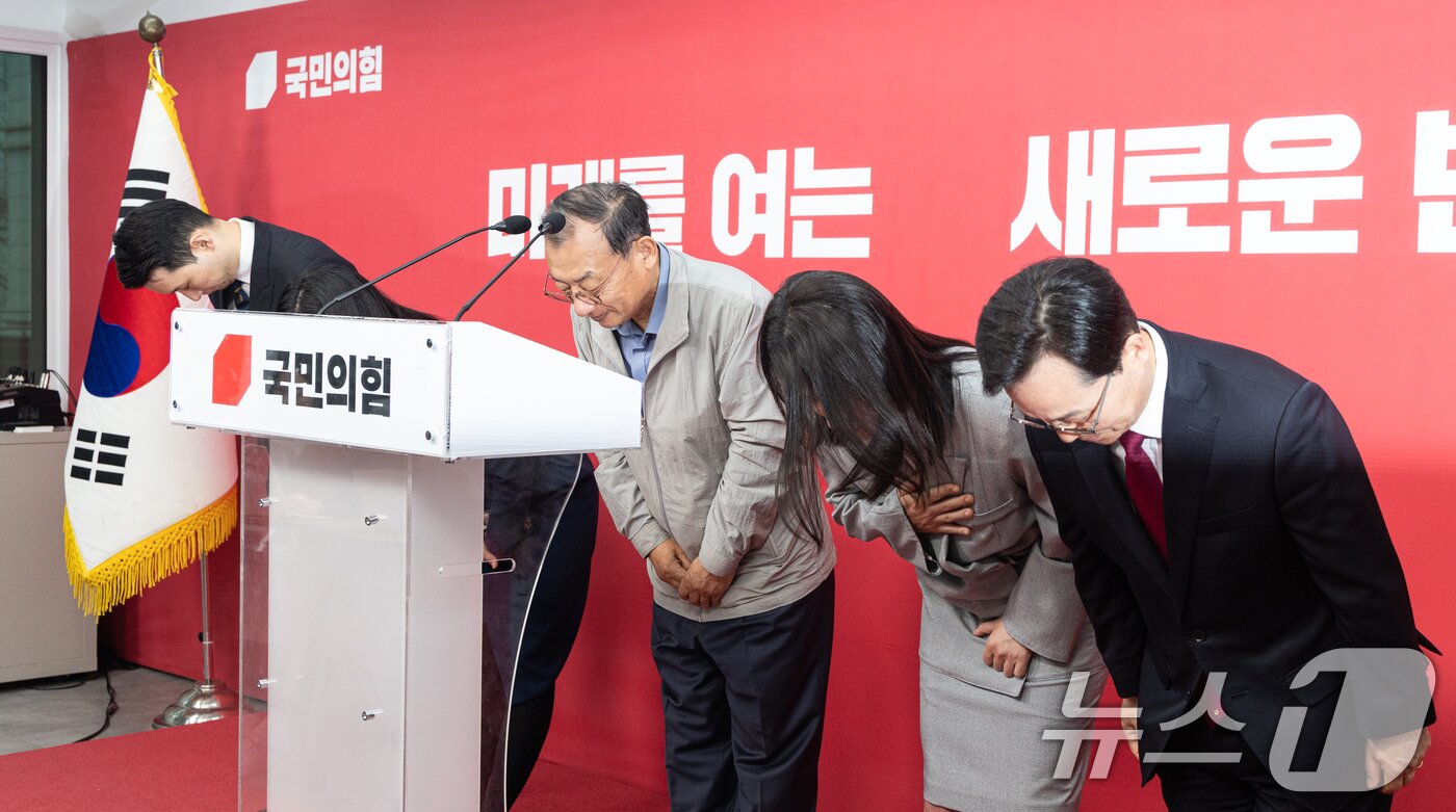 본문 이미지 - 이정현 국민의힘 공천관리위원장이 31일 서울 여의도 중앙당사에서 사퇴 기자회견을 마치고 인사하고 있다.  2026.3.31 ⓒ 뉴스1 이승배 기자