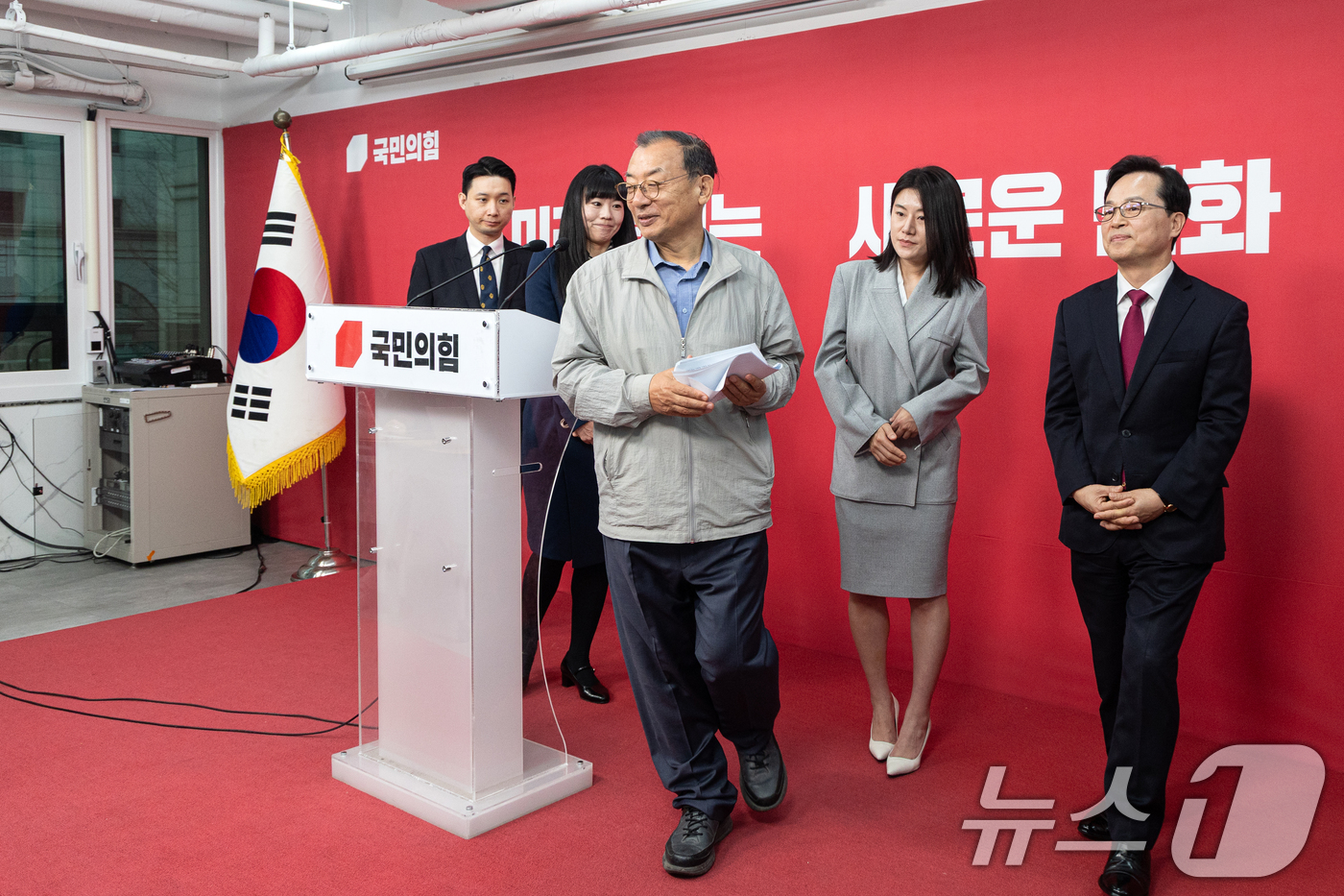 (서울=뉴스1) 이승배 기자 = 이정현 국민의힘 공천관리위원장이 31일 서울 여의도 중앙당사에서 사퇴 기자회견을 마치고 발걸음을 옮기고 있다.이 위원장은 "경기지사 후보를 제외하고 …