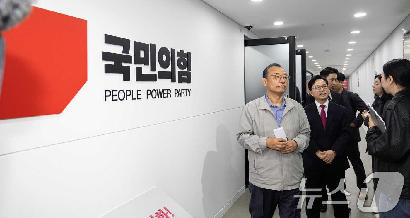 본문 이미지 - 이정현 국민의힘 공천관리위원장이 31일 서울 여의도 중앙당사에서 사퇴 기자회견을 마치고 발걸음을 옮기고 있다. 2026.3.31 ⓒ 뉴스1 이승배 기자