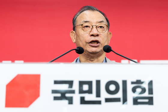 사퇴 기자회견하는 이정현