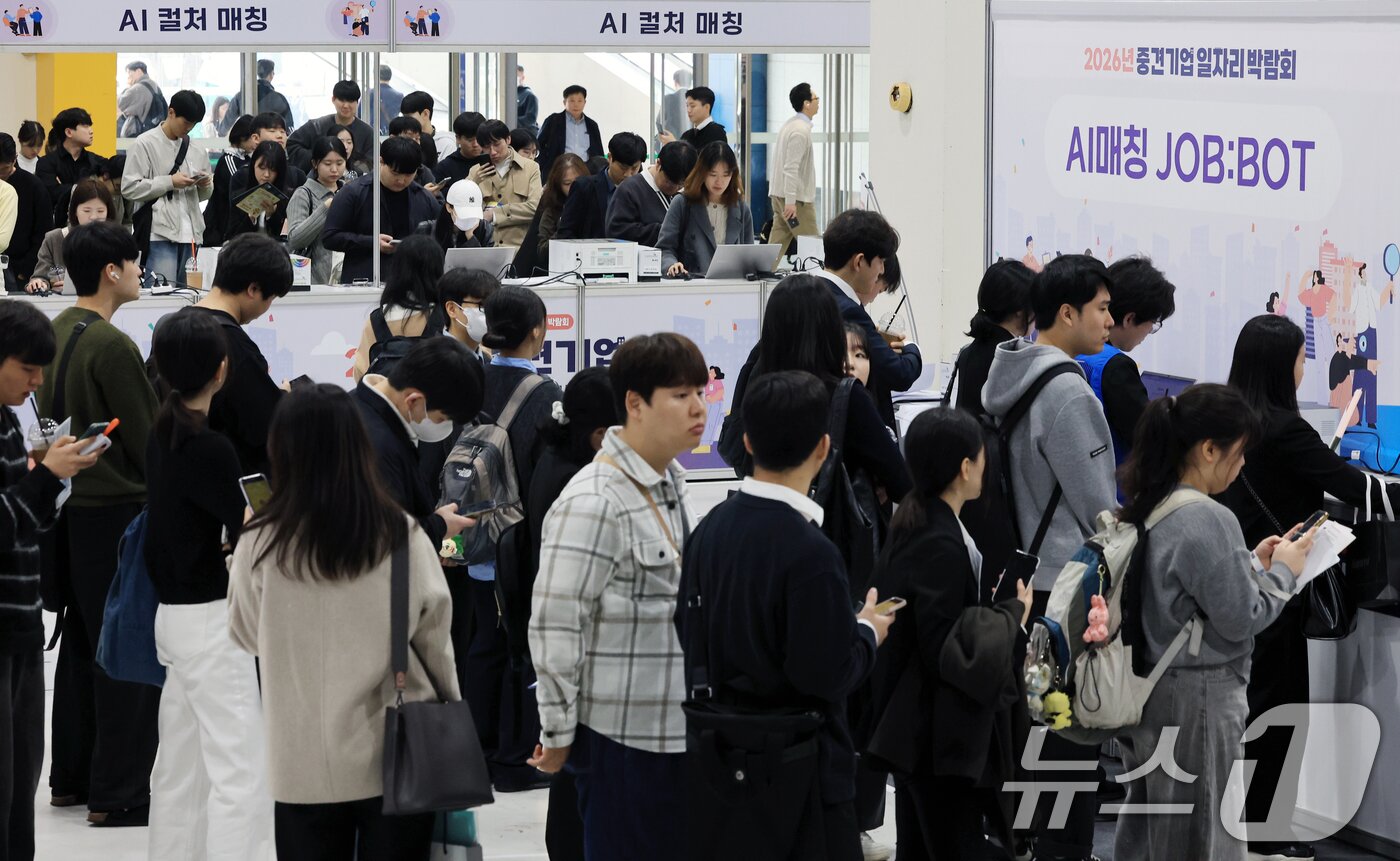 본문 이미지 - 서울 서초구 aT센터에서 열린 '2026년 중견기업 일자리박람회'를 찾은 구직자들이 AI매칭 서비스를 체험하고 있다.ⓒ 뉴스1 이호윤 기자