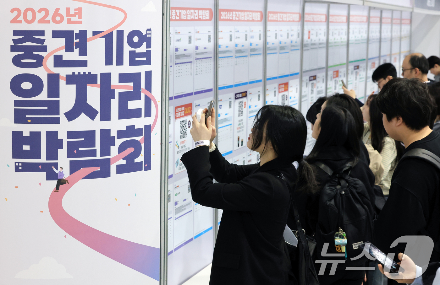 (서울=뉴스1) 이호윤 기자 = 31일 서울 서초구 aT센터에서 열린 '2026년 중견기업 일자리박람회'를 찾은 구직자들이 채용공고게시대를 살펴보고 있다. 2026.3.31/뉴스1 …