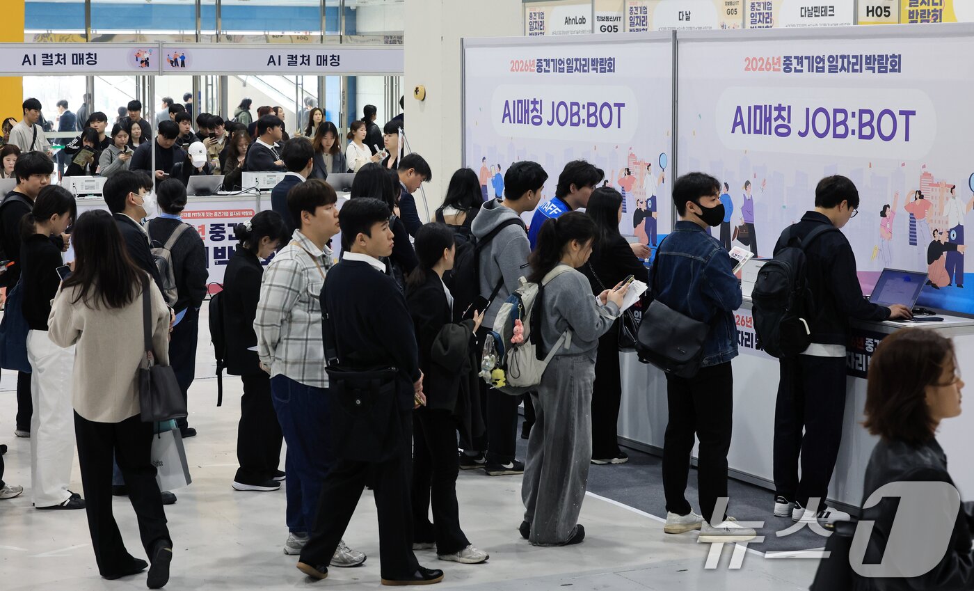 본문 이미지 - 31일 서울 서초구 aT센터에서 열린 '2026년 중견기업 일자리박람회'를 찾은 구직자들이 AI매칭 서비스를 체험하고 있다. 2026.3.31 ⓒ 뉴스1 이호윤 기자