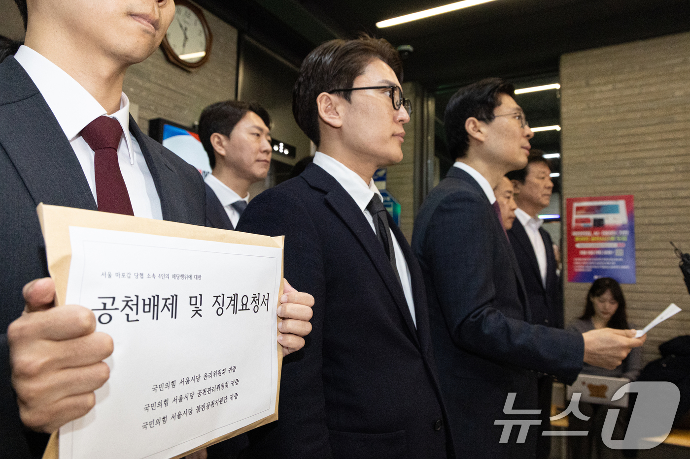 (서울=뉴스1) 이승배 기자 = 공천헌금 의혹이 불거진 조정훈 국민의힘 의원이 31일 서울 여의도 중앙당사에서 입장을 밝히고 있다.조 의원은 공천 헌금 의혹에 대해 "악의적인 주장 …