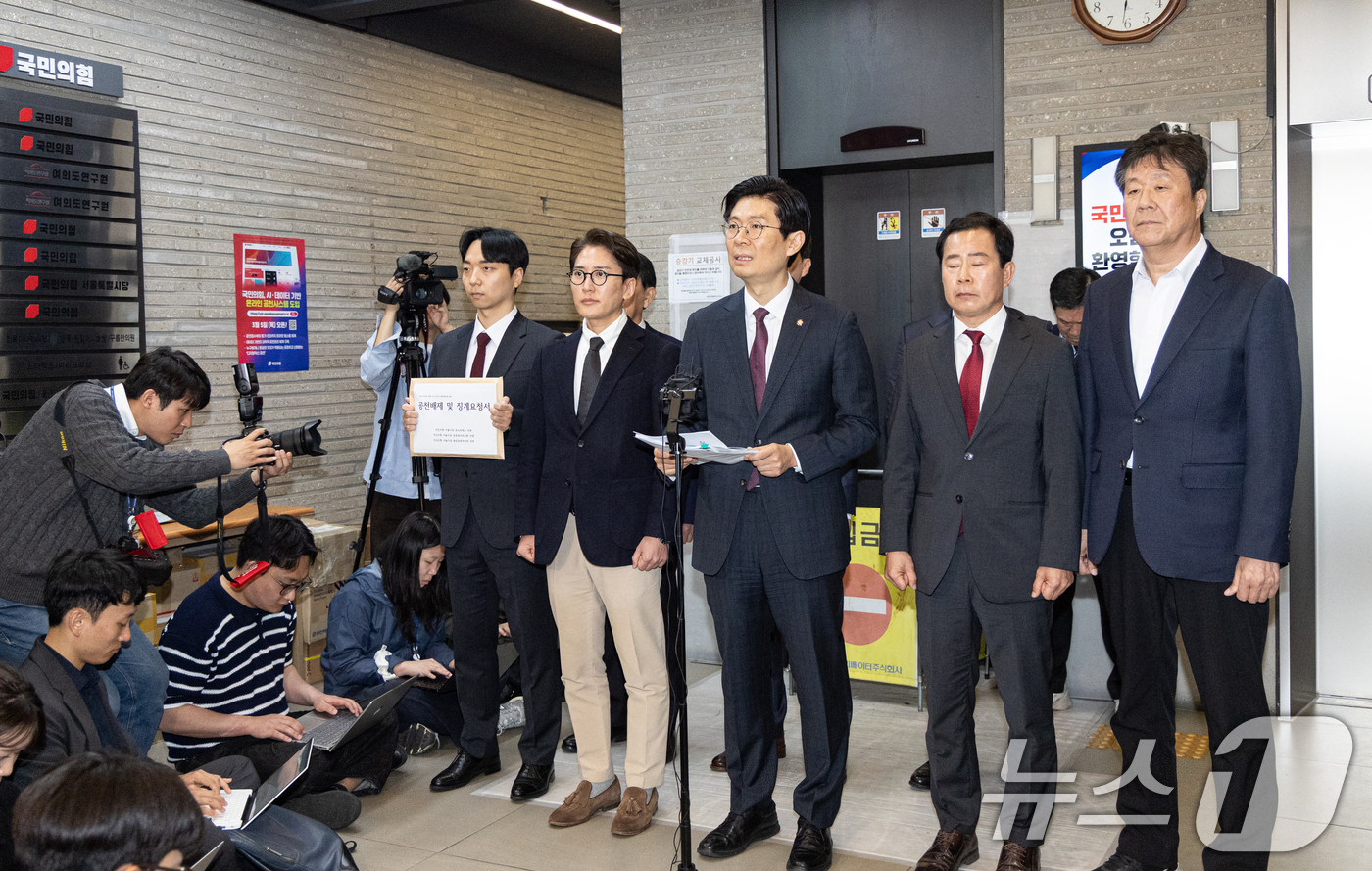 (서울=뉴스1) 이승배 기자 = 공천헌금 의혹이 불거진 조정훈 국민의힘 의원이 31일 서울 여의도 중앙당사에서 입장을 밝히고 있다.조 의원은 공천 헌금 의혹에 대해 "악의적인 주장 …