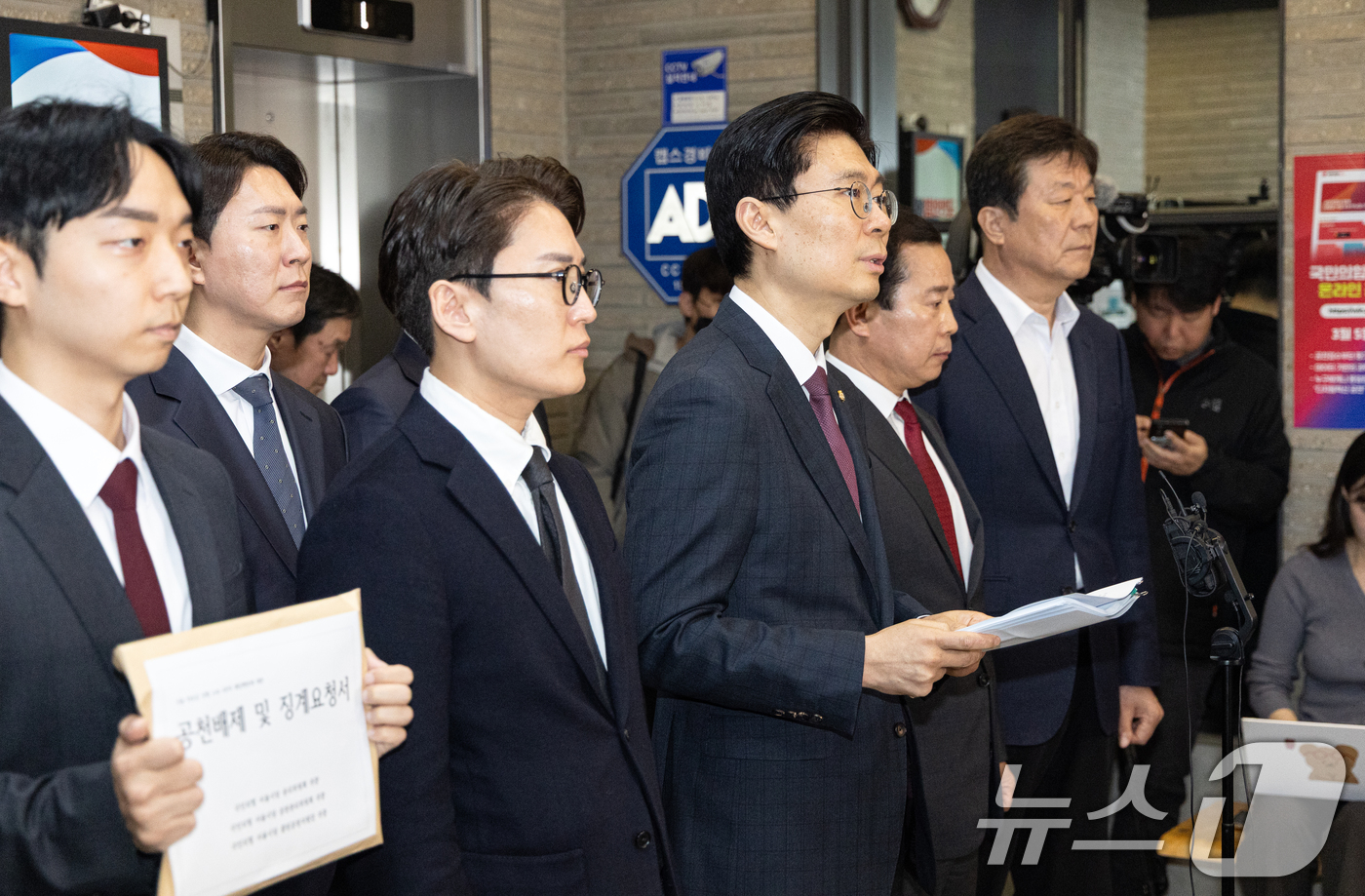 (서울=뉴스1) 이승배 기자 = 공천헌금 의혹이 불거진 조정훈 국민의힘 의원이 31일 서울 여의도 중앙당사에서 입장을 밝히고 있다.조 의원은 공천 헌금 의혹에 대해 "악의적인 주장 …