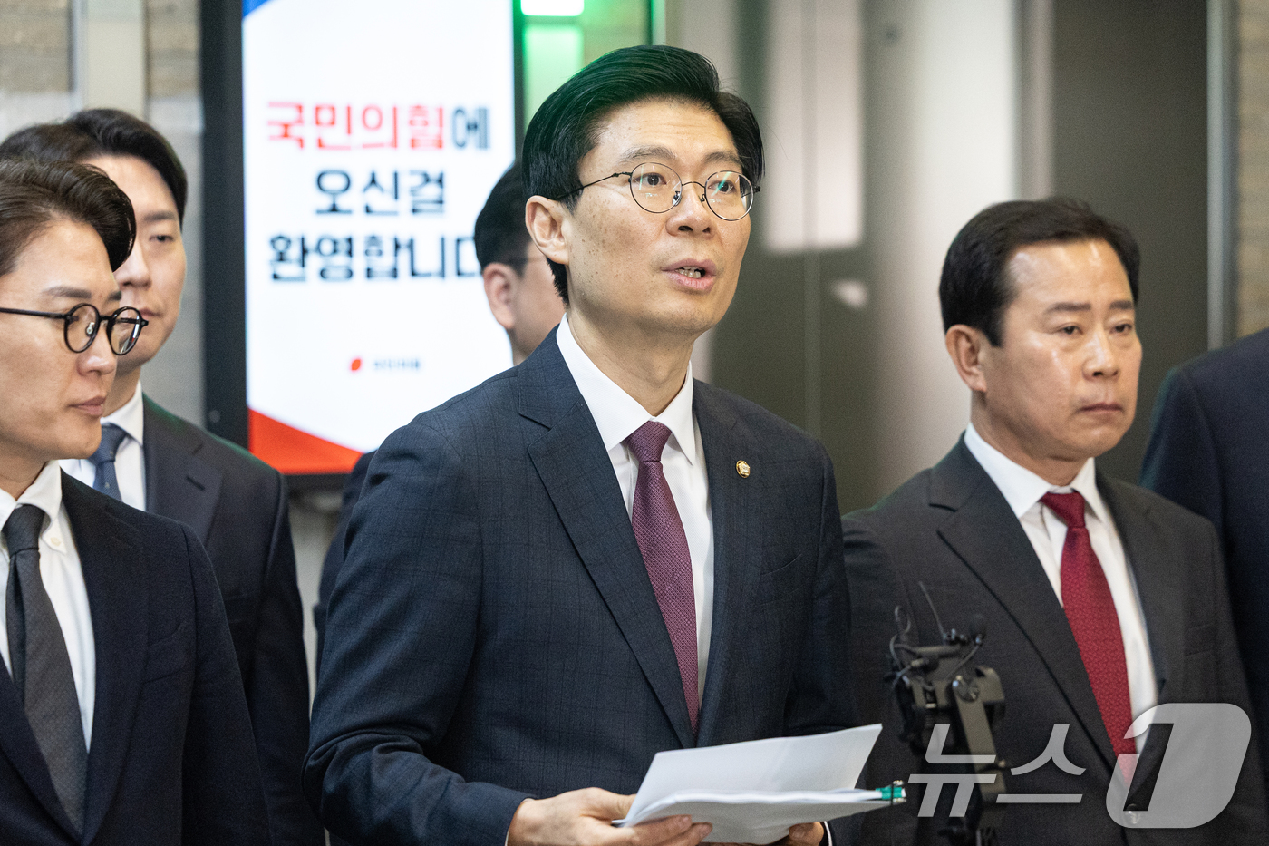 (서울=뉴스1) 이승배 기자 = 공천헌금 의혹이 불거진 조정훈 국민의힘 의원이 31일 서울 여의도 중앙당사에서 입장을 밝히고 있다.조 의원은 공천 헌금 의혹에 대해 "악의적인 주장 …