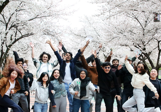 "한국이 더 싸다"…고유가·고환율에 외국인 몰려 '韓 관광 봄날'