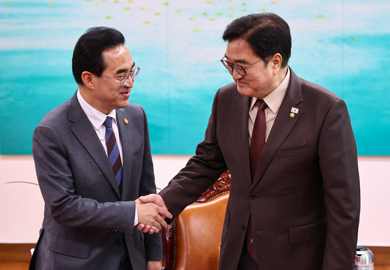 인사 나누는 우원식 의장과 박홍근 장관