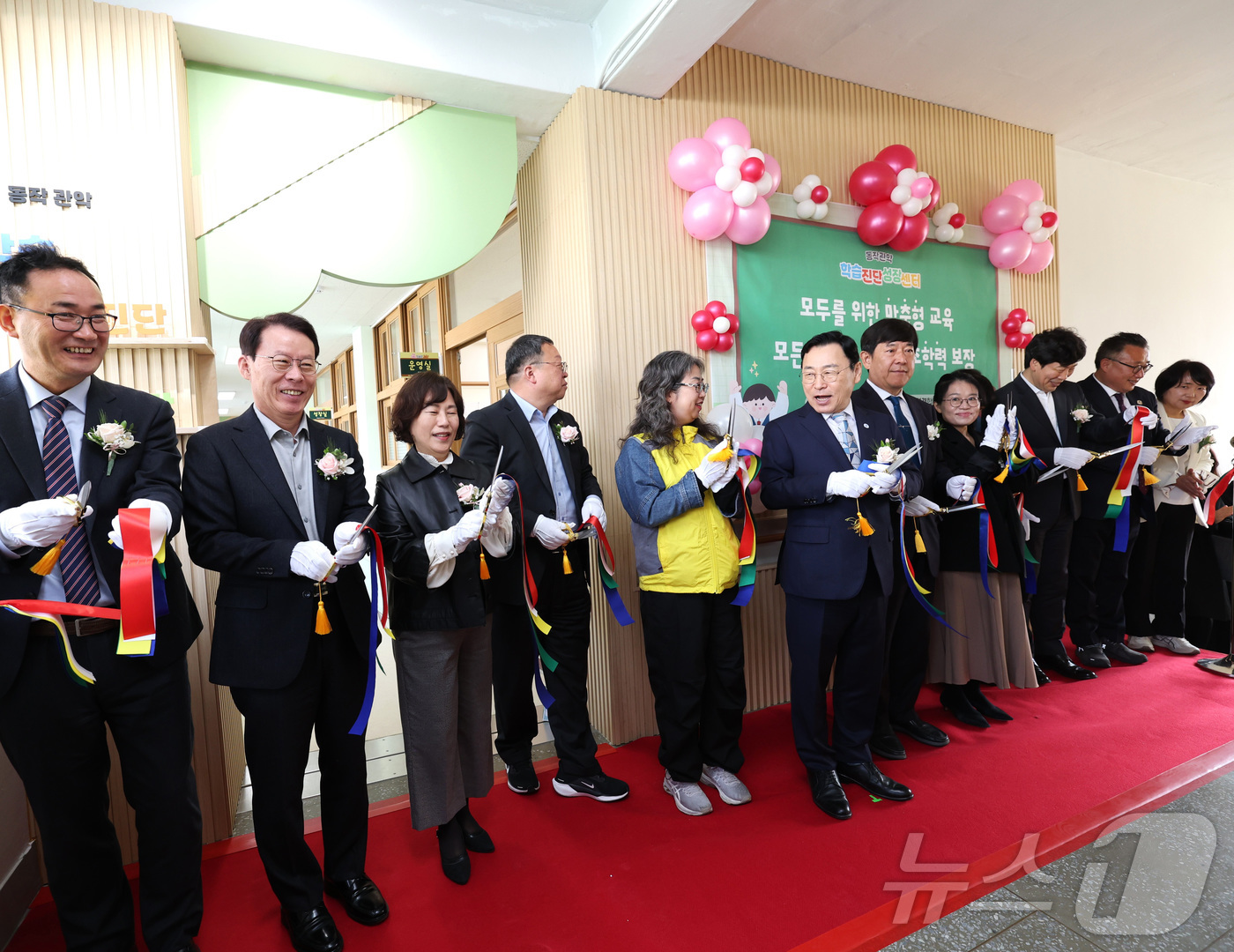 (서울=뉴스1) = 정근식 서울시교육감이 31일 오전 서울 관악구 신봉초등학교 내 동작관악학습진단성장센터 이전식에서 참석자들과 테이프 커팅식을 하고 있다. (서울시교육청 제공. 재 …