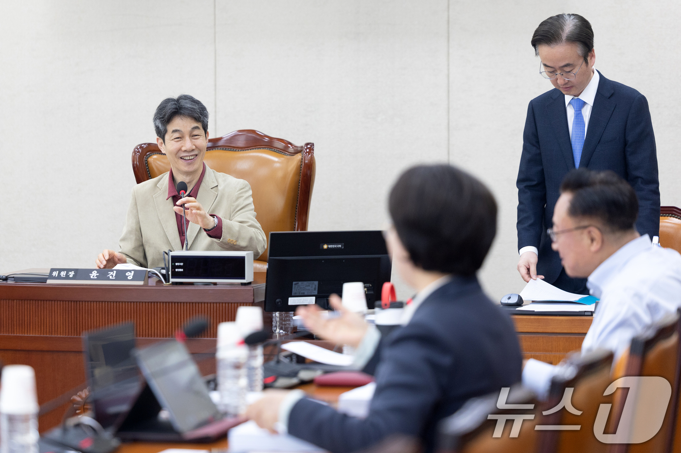 (서울=뉴스1) 이승배 기자 = 31일 서울 여의도 국회에서 열린 제433회국회(임시회) 행정안전위원회 제5차 법안심사제1소위원회에서 윤건영 소위원장이 의사진행을 하고 있다. 20 …