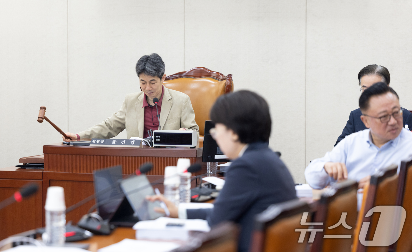 (서울=뉴스1) 이승배 기자 = 31일 서울 여의도 국회에서 열린 제433회국회(임시회) 행정안전위원회 제5차 법안심사제1소위원회에서 윤건영 소위원장이 의사진행을 하고 있다. 20 …