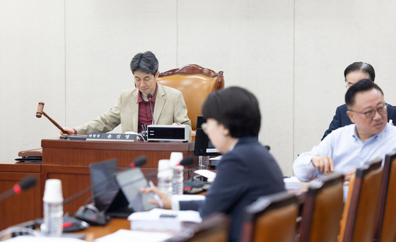 의사 진행하는 윤건영 소위원장