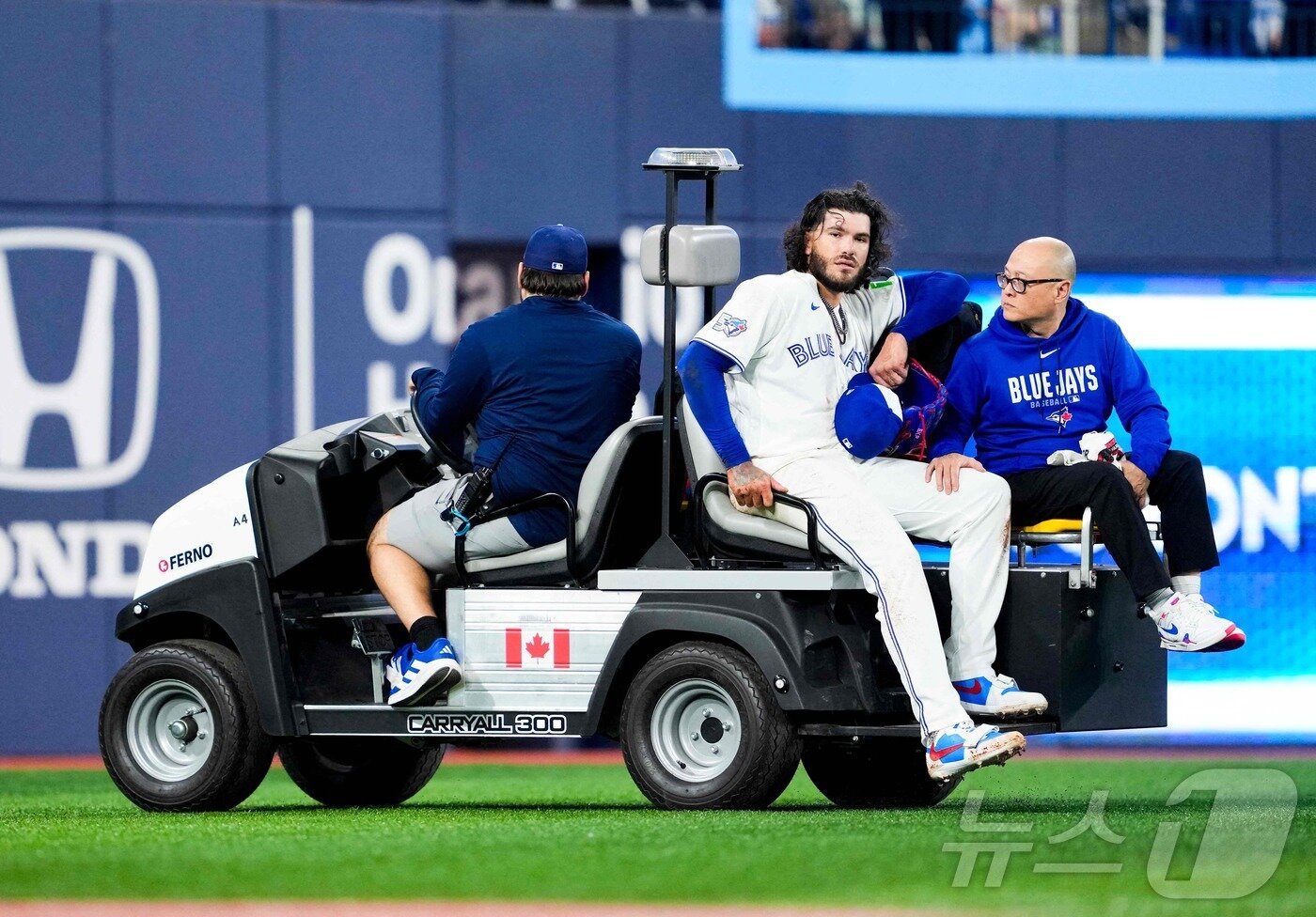 본문 이미지 - MLB 토론토 선발 투수 폰세가 31일(한국시간) 콜로라도전에서 부상을 당한 뒤 카트에 올라 야구장을 빠져나가고 있다. ⓒ AFP=뉴스1
