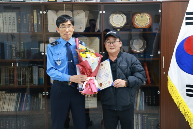 제주해경, 화재 어선에서 8명 구조한 선장 감사패 수여