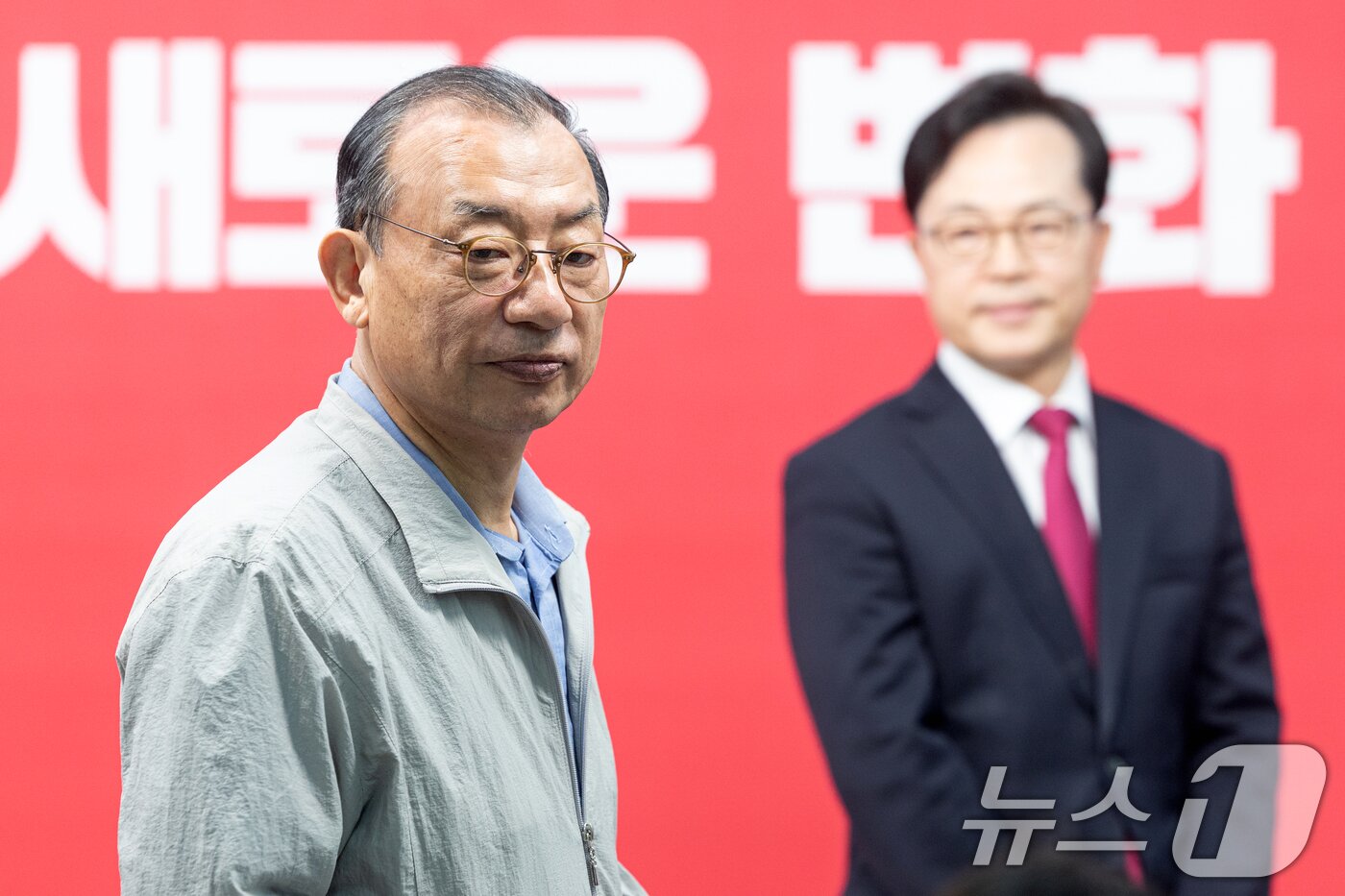 본문 이미지 - 이정현 국민의힘 공천관리위원장이 31일 서울 여의도 중앙당사에서 50만 이상 도시 경선 결과를 발표한 뒤 발걸음을 옮기고 있다. 2026.3.31 ⓒ 뉴스1 이승배 기자